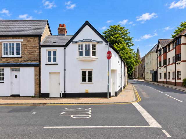 Flat for rent in Llanbadoc, Wales