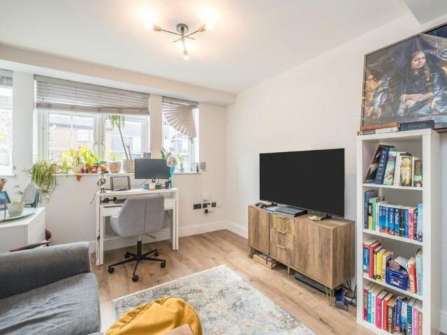 Apartment for rent in Strawberry Hill, Greater London