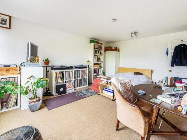 Apartment for rent in Blackhills, Surrey