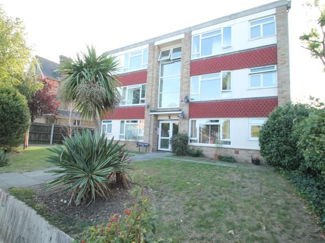 Apartment for rent in Longlands, Greater London