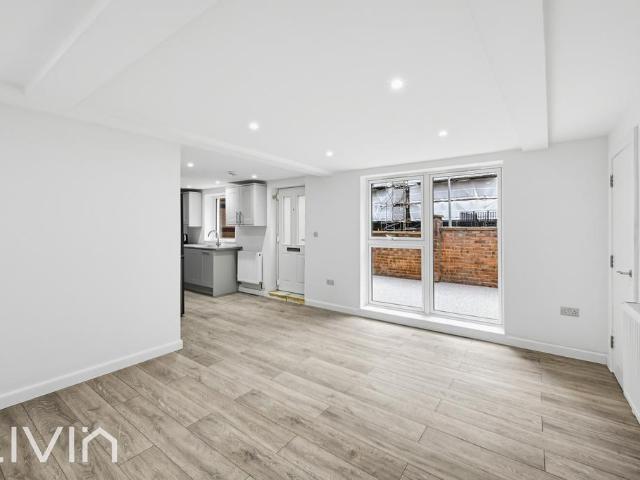 Flat for rent in London Borough of Croydon, Greater London
