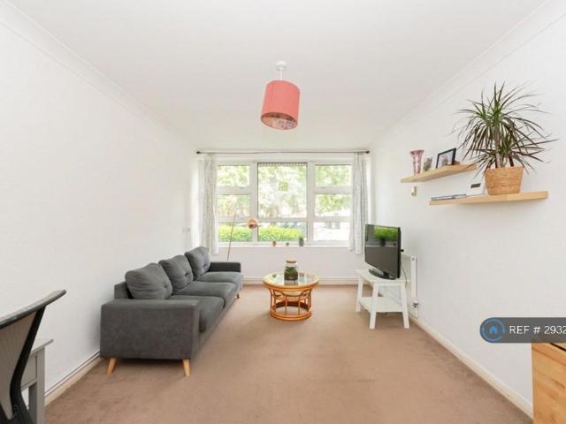 Flat for rent in Strawberry Hill, Greater London