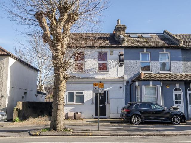 Flat for rent in London Borough of Croydon, Purley