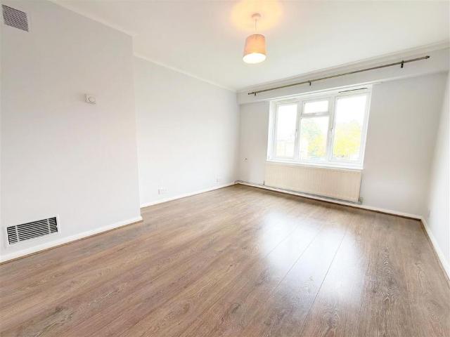 Apartment for rent in Perryfields, West Sussex