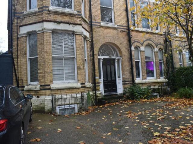 Flat for rent in Calderstones