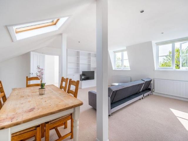 Apartment for rent in North Kensington, Greater London