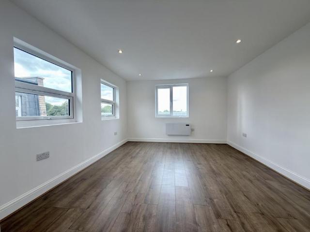 Apartment for rent in Summerstown, Greater London