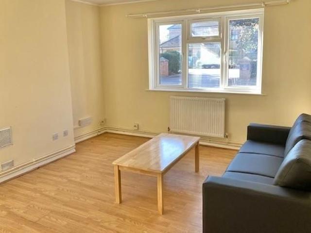 Apartment for rent in North Feltham, Greater London