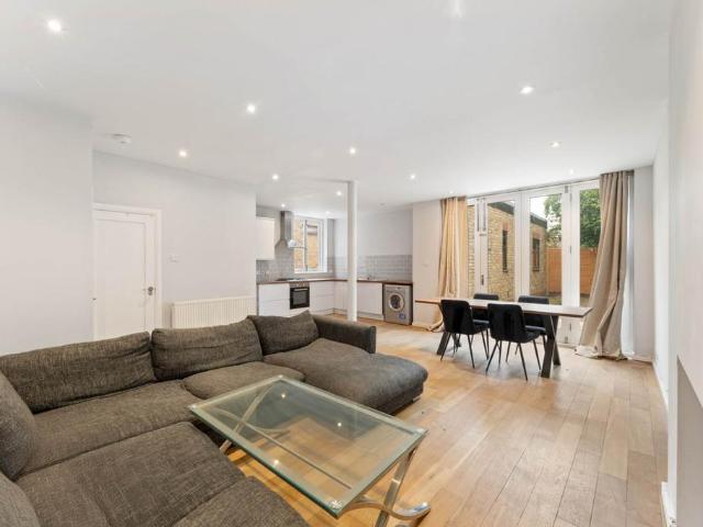 Flat for rent in Southfields, Greater London