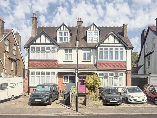 Flat for rent in London Borough of Croydon, Sanderstead
