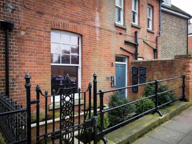 Flat for rent in Holywell, Eastbourne