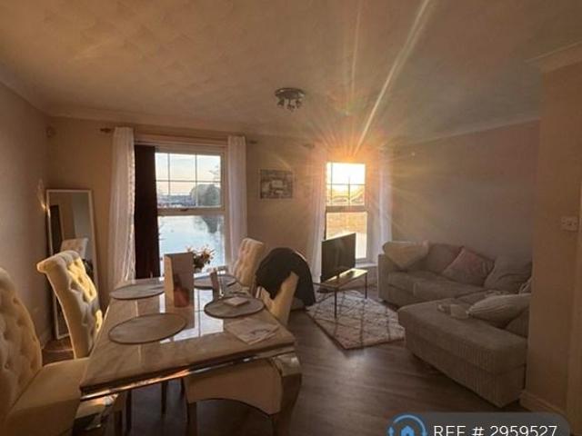 Flat for rent in Rossmore, Cheshire