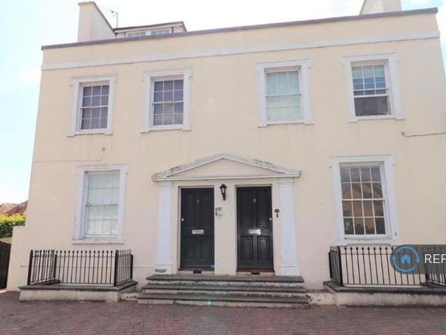 Flat for rent in Cowley, Greater London