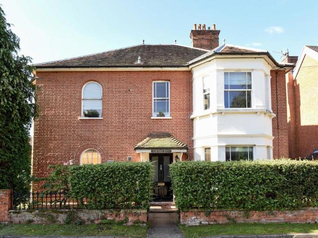 Flat for rent in Blackhills, Surrey