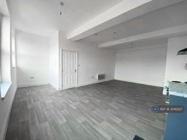 Apartment for rent in Deeplish, Burnedge
