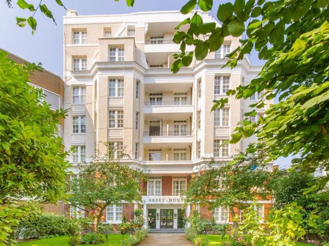 Flat for rent in St. John's Wood, Greater London