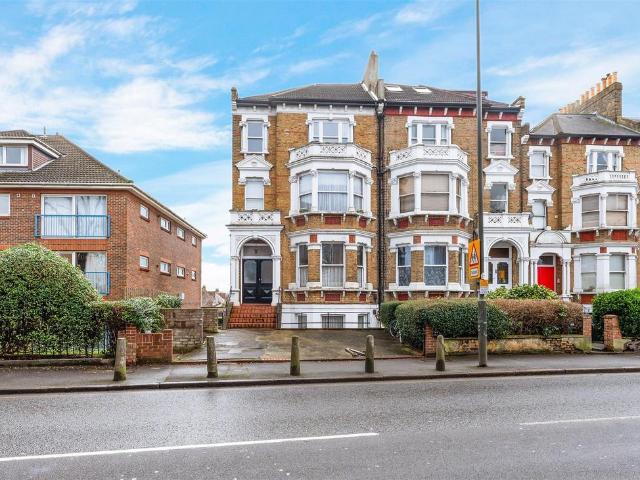 Flat for rent in London Borough of Merton, Raynes Park