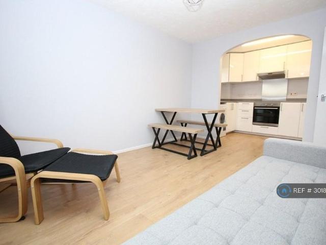 Apartment for rent in London Borough of Merton, Collier's Wood