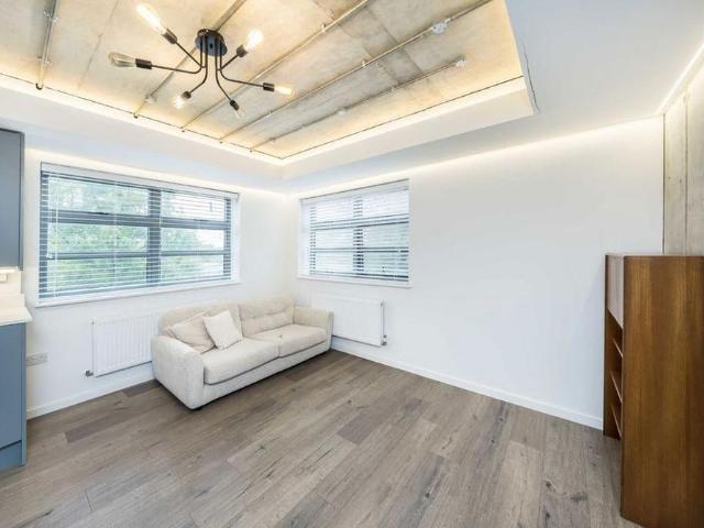 Apartment for rent in London Borough of Merton, Merton Park