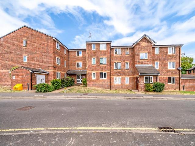 Flat for rent in Charlton, Greater London