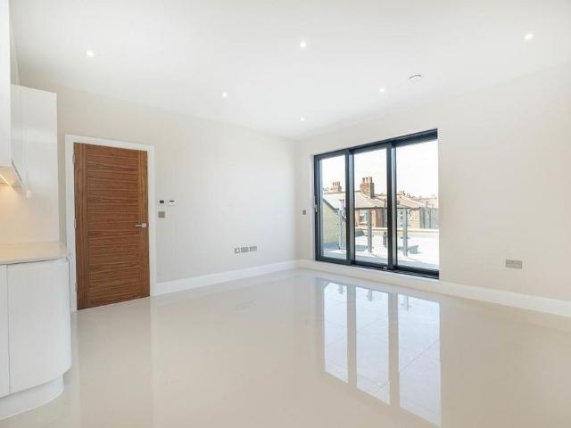 Apartment for rent in London Borough of Merton, South Wimbledon