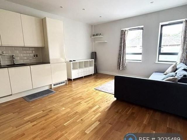 Apartment for rent in Heol-las, Surrey