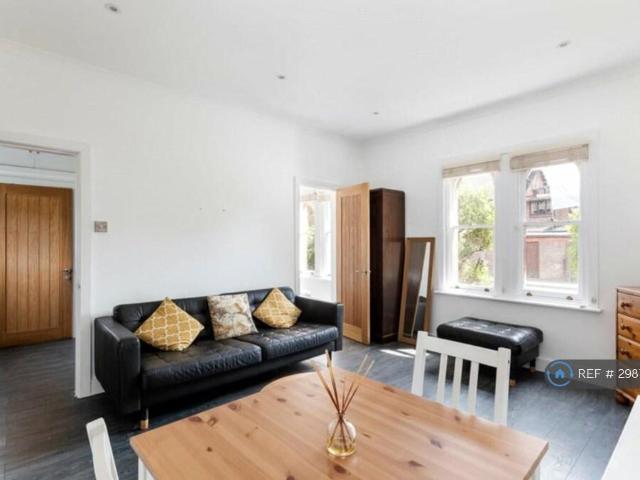 Flat for rent in Woking, Surrey