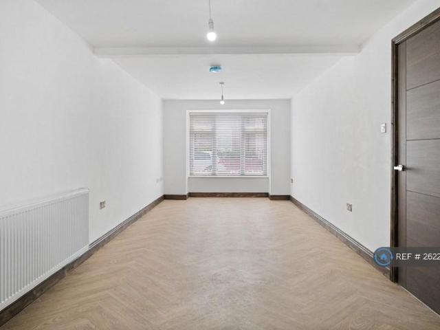 Apartment for rent in Stoneycroft, Calderstones