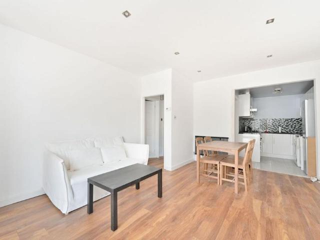 Apartment for rent in North Kensington, Greater London