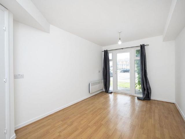 Apartment for rent in East Wick, Greater London