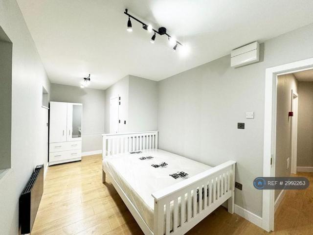 Apartment for rent in Northwood, Greater London