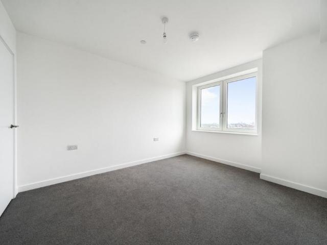 Apartment for rent in Roding Riverside, Greater London