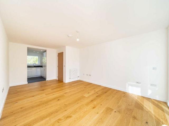 Apartment for rent in Clapham Park, Greater London