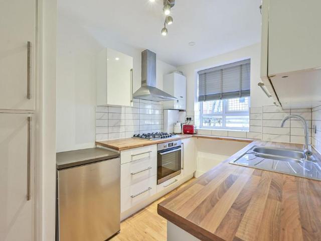 Flat for rent in Southfields, Greater London