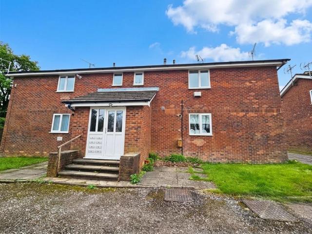 Flat for rent in Shirebrook Park, Charlesworth