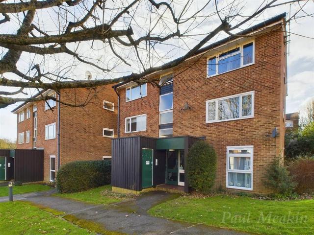 Flat for rent in London Borough of Croydon, Forestdale