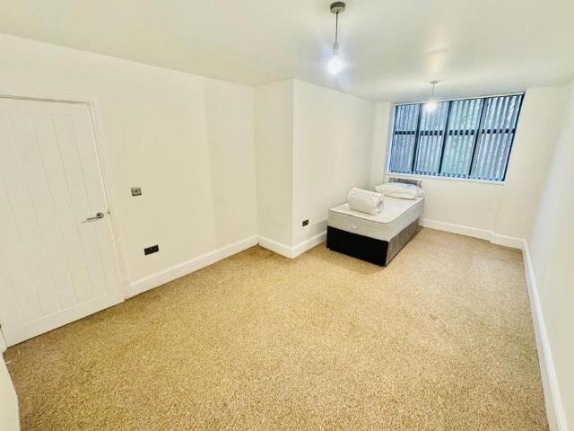 Apartment for rent in Dixons Green, West Midlands