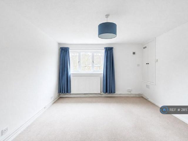 Apartment for rent in Broadfield, Glynde
