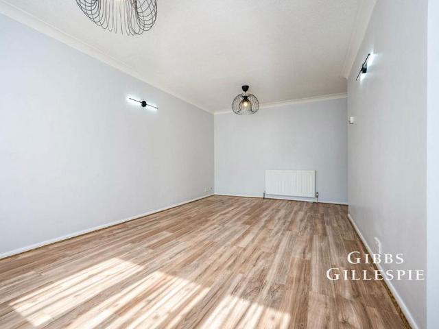 Apartment for rent in Hatch End, Greater London