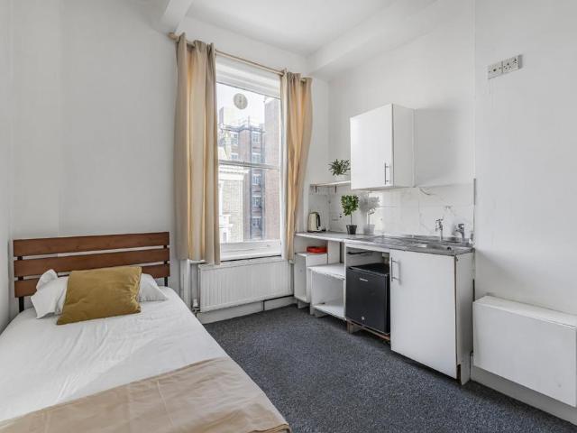 Flat for rent in West Kensington, Greater London