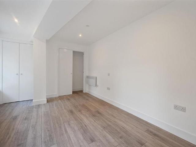 Apartment for rent in Horsell, Woking