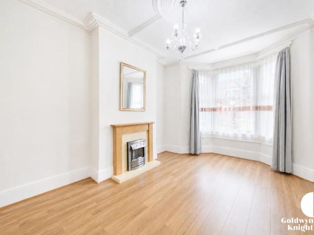 Flat for rent in Loxford, Seven Kings