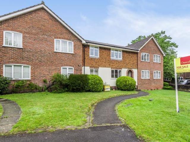 Flat for rent in Heol-las, Surrey