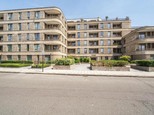 Flat for rent in Little Stanmore, Greater London