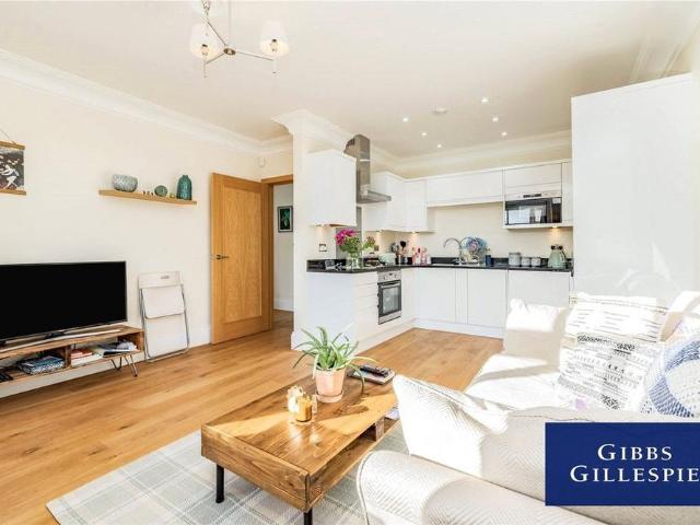 Apartment for rent in Pinner, Greater London