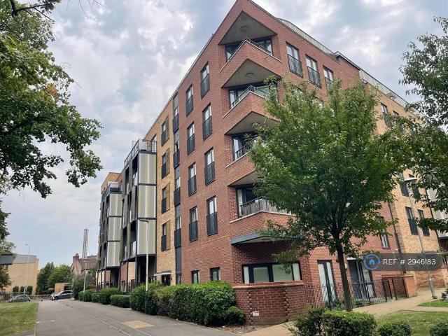 Flat for rent in Rush Green, Greater London