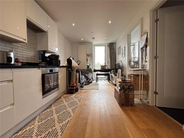Flat for rent in London Borough of Croydon, Waddon