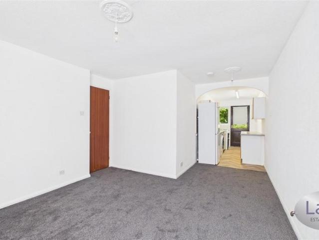 Apartment for rent in Freezywater, Greater London