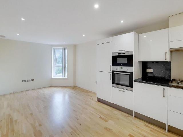 Flat for rent in Watford Heath, North Watford