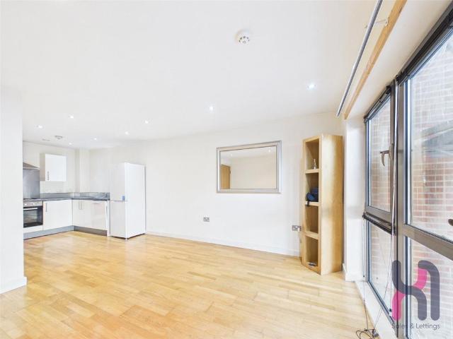 Flat for rent in Calderstones